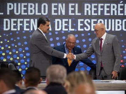 El presidente de Venezuela, Nicolás Maduro, saluda al presidente de la Asamblea Nacional (AN), Jorge Rodríguez, durante un acto en el Consejo Nacional Electoral (CNE) este lunes, en Caracas.