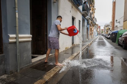 La ciudad de Valencia achica agua, al acumular 232,2 litros por metro cuadrado en poco más de 24 horas debido a la tormenta que afectó a esta zona, especialmente a última hora de la tarde del pasado martes, y que ha causado numerosos problemas. 