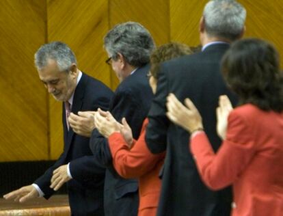 Los diputados socialistas aplauden a José Antonio Griñán durante la sesión de esta mañana.