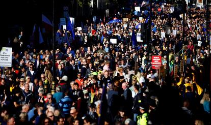 Miles de simpatizantes de la Unión Europea, durante la marchar de Londres para pedir un segundo referéndum sobre la salida de Reino Unido del bloque europeo.
