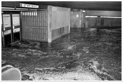 La tromba de agua inundó la estación de metro de Plaza de España, el 24 de junio de 1995.