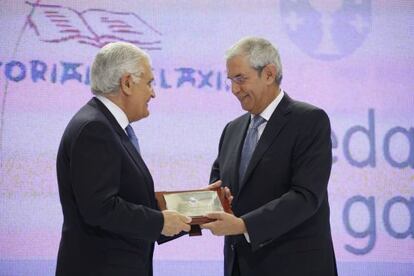  Benxam&iacute;n Casal recibiendo la medalla de Oro de Galicia 2008