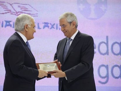  Benxam&iacute;n Casal recibiendo la medalla de Oro de Galicia 2008