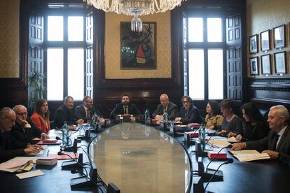 El presidente del Parlament, Roger Torrent, encabeza la reunión de la mesa.