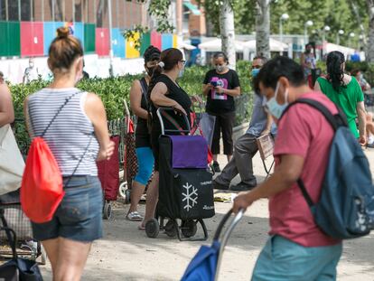 Colas de ciudadanos para recibir alimentos de las asociaciones sin ánimo de lucro.