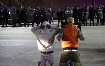 Dos manifestantes, la madrugada del domingo, en los enfrentamientos con la policía en Saint Louis.