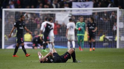 El jugador del PSG Thiago Silva en el suelo abatido.