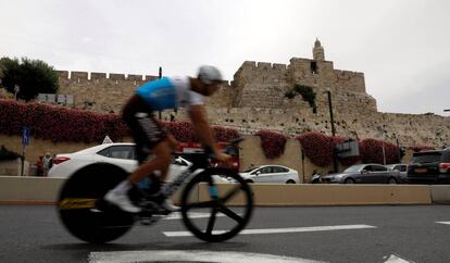 Un ciclista calienta junto a la Torre de David, ayer en Jerusalén en el inicio del Giro.