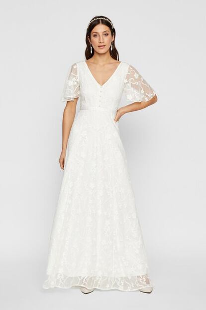 Y.A.S. Esta firma danesa tiene una buena selección para novias clásicas que quieren un vestido de toda la vida a un precio low cost, pero también para aquellas que buscan algo distinto y cómodo. Los diseños con falda de tul princesil, los de encaje, pedrería y espíritu boho conviven con trajes de chaqueta o conjuntos de camisa y pantalón.