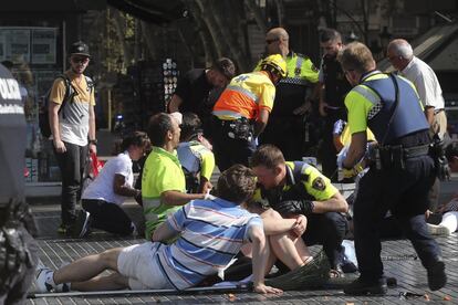 Atentado en La Rambla de Barcelona. Los servicios de emergencia atienden a los heridos.