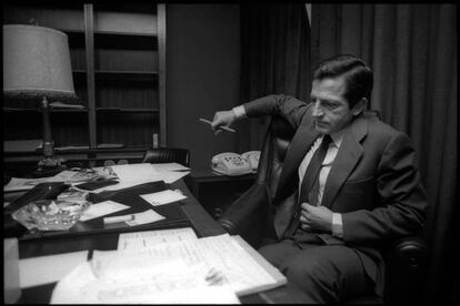 Adolfo Suárez en su despacho en la sede del CDS en Madrid tras conocer los resultados de las elecciones que dieron el triunfo al PSOE en 1982.