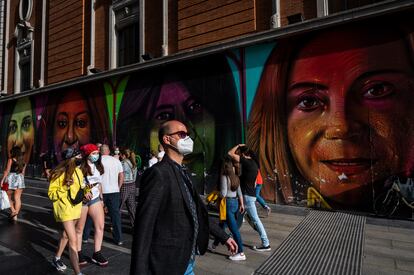 Un grupo de personas camina, a mediados de junio, por el centro de Madrid.