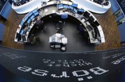 Agentes de Bolsa realizan operaciones bursátiles en la bolsa en Fráncfort, Alemania. EFE/Archivo