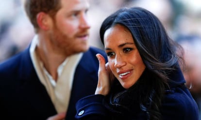 Meghan Markle, à frente do príncipe Harry, na última sexta-feira, em seu primeiro ato oficial desde o anúncio do casamento.