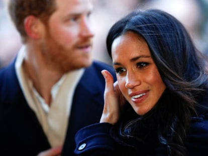 Meghan Markle, à frente do príncipe Harry, na última sexta-feira, em seu primeiro ato oficial desde o anúncio do casamento.