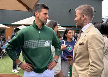 Djokovic y Beckham se saludan en el Players Lounge.