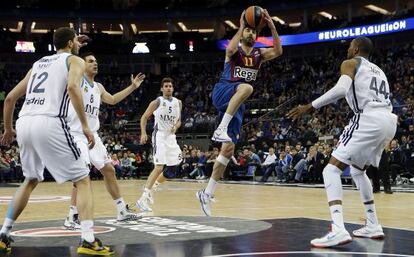 Navarro lanza ante la defensa madridista.