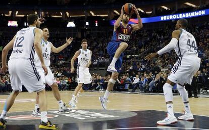 Navarro lanza ante la defensa madridista. 