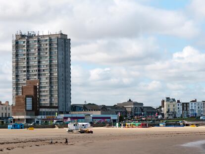 El edificio Arlington frente a la playa en Kent.