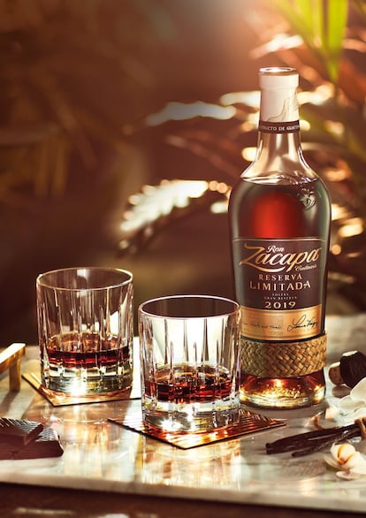 El Ron guatemalteco de lujo, y reconocido como uno de los mejores del mundo, ha desvelado su nueva edición: Ron Zacapa Reserva Limitada 2019. Está elaborada con rones gran reserva especialmente seleccionados y envejecidos de 6 a 24 años en barriles de vino moscatel. El resultado de este destilado, tras un proceso de envejecimiento lento, es un sabor de una profundidad excepcional con toques de vainilla, chocolate, pasas y aroma floral. Se trata de una expresión poética de la herencia y cultura guatemalteca. Precio: 90 euros.