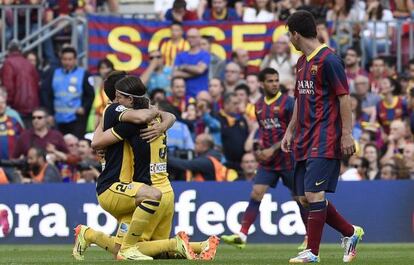 Messi mira la celebración de Filipe Luis y Juanfran.