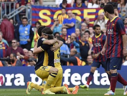 Messi mira la celebraci&oacute;n de Filipe Luis y Juanfran.
 