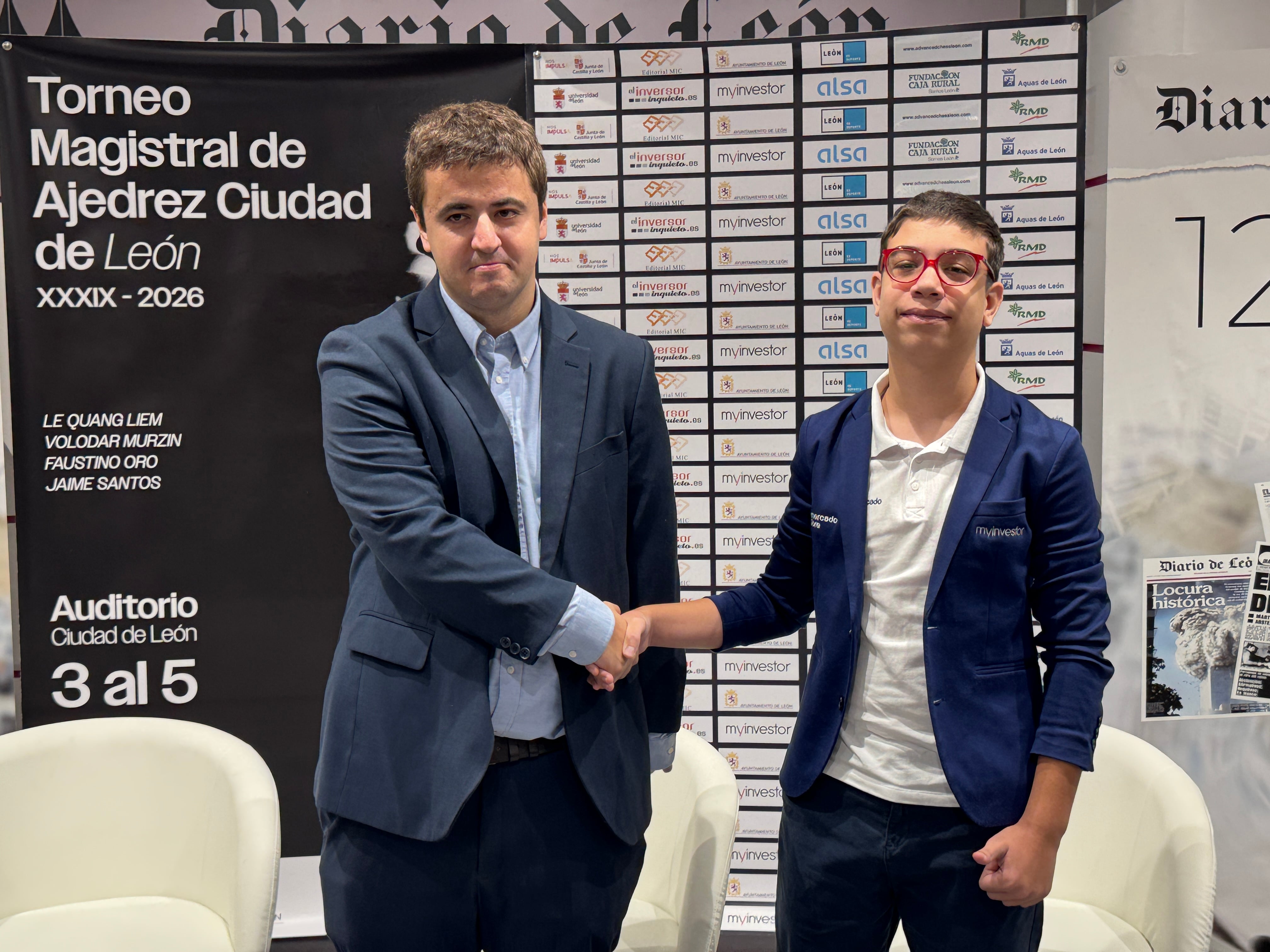 Jaime Santos (izquierda) y Faustino Oro, tras el sorteo del XXXIX Magistral Ciudad de León, este jueves