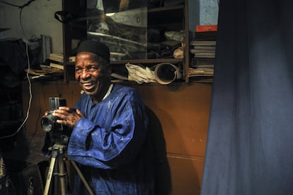 El fotógrafo Malick Sidibé, en su casa en 2008.