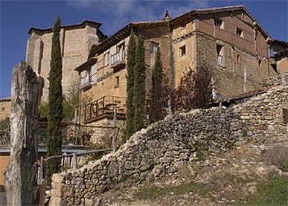 Los cipreses encuadran la Casa del Cura, en Calatañazor (Soria).