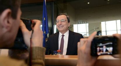 Draghi, al inicio de su intervenci&oacute;n ante la Euroc&aacute;mara.