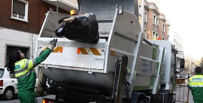 Operarios de la limpieza en Madrid, el pasado enero.