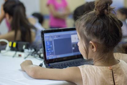 Una niña en uno de los talleres de robótica de la iniciativa.