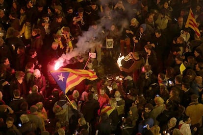 Manifestants cremen fotografies de la vicepresidenta del Govern espanyol, Soraya Sáenz de Santamaría, i del jutge del Tribunal Suprem Pablo Llarena.