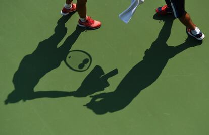 Las sombras de Angelique Kerber y uno de los recoge pelotas de la pista central del US Open, la Arthur Ashe.