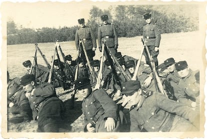 Un grupo de guardas auxiliares del campo de exterminio de Sobibor descansa sobre la hierba. Entre 1941 y 1944 las SS entrenaron a más de 5.000 guardas auxiliares, principalmente jóvenes ucranios establecidos en la Polonia ocupada, con el fin de desempeñar las labores de vigilancia de los campos de Belzec, Sobibor y Treblinka.