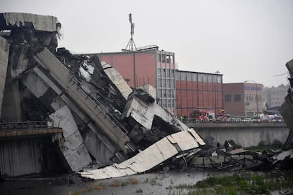 Vista de la sección del viaducto sobre la autopista A10 que se desplomó en Génova.