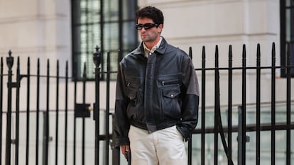 Artículo de EL PAÍS Escaparate que describe la oferta en zapatillas vans ward en color negro para hombre en Amazon