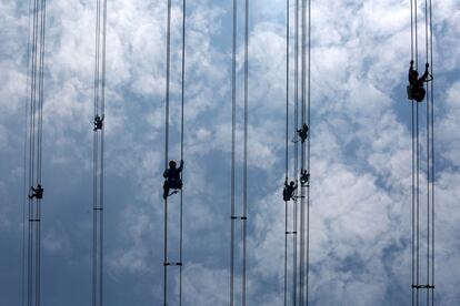 Los trabajadores inspeccionan los cables de alimentacin que conectan las torres de transmisin en Dongguan, provincia de Guangdong (China).