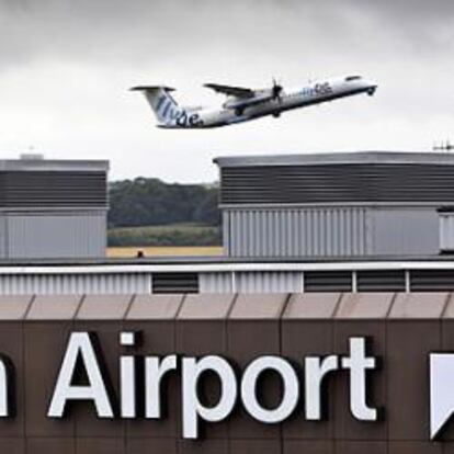 Un avión despega en el Aeropuerto de Edimburgo.