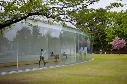 Lo que más llama la atención del Museo de Arte Contemporáneo Siglo XXI de Kanazawa, en Japón, es que su forma circular elimina cualquier referencia a parte frontal y trasera, e invita a comenzar una exploración libre por cualquier punto de su perímetro. Tiene paredes de cristal y cinco puertas abiertas a todas las direcciones. Empezó a funcionar en 2004 para exhibir obras de arte contemporáneo de tipo experimental. Es una creación de la pareja de arquitectos formada por Kazuyo Sejima y Ryue Nishizawa, fundadores del estudio SANAA y <a href=" https://www.pritzkerprize.com/" target="_blank">ganadores del Pritzker de arquitectura</a> en 2010.