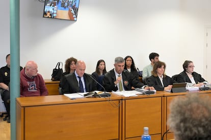 Roger Rodríguez, autor confeso de la muerte de Elisa Abruñedo en septiembre de 2013, junto a su abogado de oficio y, a la derecha de este, los representantes de la acusación, en el juicio que se celebra esta semana en la Audiencia de A Coruña.