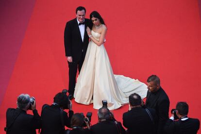 El director Quentin Tarantino posa junto con su esposa, Daniella Pick, en la alfombra roja.