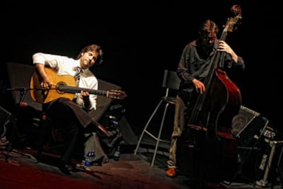 Niño Josele (a la izquierda) junto a Javier Colina, anoche en el teatro Lara.