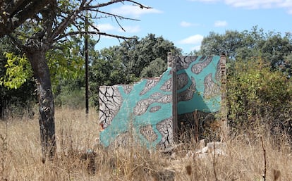 El mural 'Aseo salvaje', de Pablo S. Herrero, sobre las ruinas de un baño en Comarca del Abadengo (Salamanca).