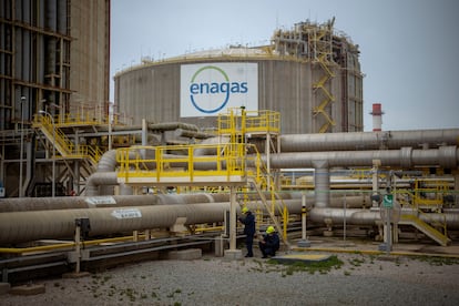 Dos trabajadores, en la planta de regasificación de Enagás en Barcelona, el pasado marzo.