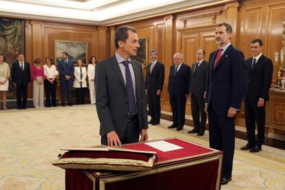 Pedro Duque promete su cargo como ministro de Ciencia, Innovación y Universidades del Gobierno de Pedro Sánchez.
