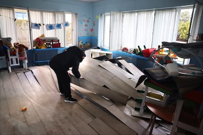 Montse, dueña de la guardería Mafalda en Ávila, comprueba los daños producidos en el centro infantil tras las inundaciones, este sábado.