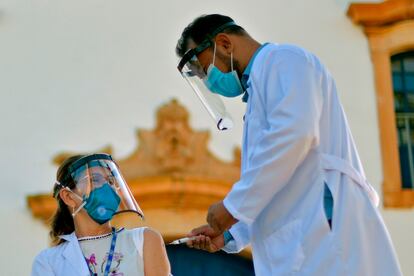 Profissional da saúde recebe a primeira dose da coronavac na cidade de Mateus Leme, em Minas Gerais, nesta quarta-feira, 20 de janeiro.