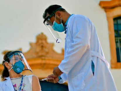 Profissional da saúde recebe a primeira dose da coronavac na cidade de Mateus Leme, em Minas Gerais, nesta quarta-feira, 20 de janeiro.