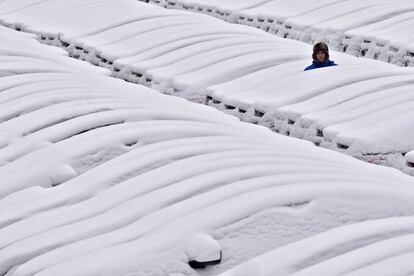 Un hombre rodeado de coches cubiertos de nieve, en una fábrica de vehículos, en San Petersburgo (Rusia), el 16 de enero de 2017.